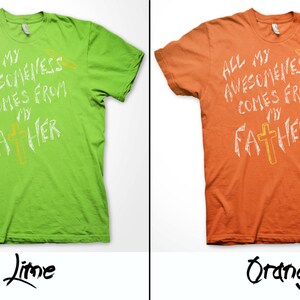 K&ouml;nnte beinhalten: Zwei T-Shirts mit dem gleichen Design in Limettengr&uuml;n und Orange. Das Design zeigt wei&szlig;en Text, der "All my awesomeness comes from my Father" lautet, mit einem Kreuz darunter.