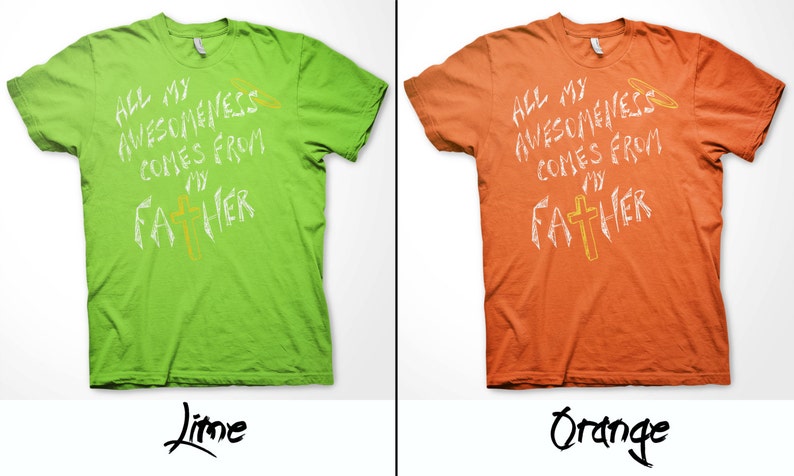 K&ouml;nnte beinhalten: Zwei T-Shirts mit dem gleichen Design in Limettengr&uuml;n und Orange. Das Design zeigt wei&szlig;en Text, der "All my awesomeness comes from my Father" lautet, mit einem Kreuz darunter.