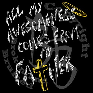 K&ouml;nnte beinhalten: Wei&szlig;er Text auf schwarzem Hintergrund lautet "All my awesomeness comes from my Father" mit einem gelben Kreuz und einem Heiligenschein &uuml;ber dem Text. Die W&ouml;rter "Broken" und "Bruised" sind in einem Kreis um den Text geschrieben.