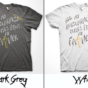K&ouml;nnte beinhalten: Zwei T-Shirts, eines dunkelgrau und eines wei&szlig;, mit dem gleichen Design. Das Design zeigt ein Kreuz mit einem Heiligenschein dar&uuml;ber und den Text "ALL MY AWESOMENESS COMES FROM MY FATHER".