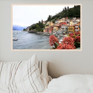 Maisons colorées, Havre Varenna Lac de Côme, Affiche Lac de Côme, affiche photo Italie, Photo architecture voyage, affiche déco grand format