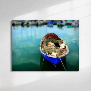 Photographie bateau bleu - Photo art mural Bari Pouilles Italie - Art mural sur toile, bois, métal (aluminium) ou bois - Cadre flottant
