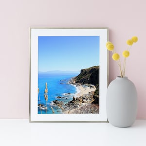 Affiche mer Calabre Italie - Cactus jardin bord de mer - Affiche photo plage - Décor tropicale salle de bain - Déco bleu méditerranéen