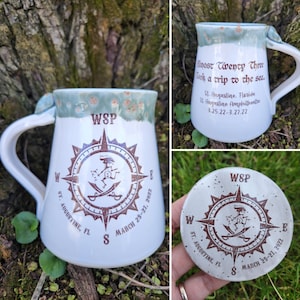 Puede incluir: Taza de cerámica blanca con un diseño de brújula y el texto "WSP", "St. Augustine, FL" y "March 25-21, 2022". La taza tiene un esmalte verde en la parte superior.