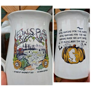 Puede incluir: Taza de cerámica blanca con asa, con dos diseños diferentes con temática de Halloween. Un lado tiene una escena espeluznante con esqueletos, árboles y el texto "WSP". El otro lado tiene una calabaza con una silueta y el texto "Were dancing for the happy".