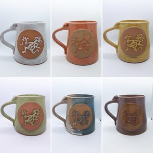 Puede incluir: Conjunto de seis tazas de cerámica con un diseño único. Cada taza presenta un esmalte de color diferente y una figura estilizada en el centro. Las tazas son perfectas para agregar un toque de personalidad a tu cocina o comedor.