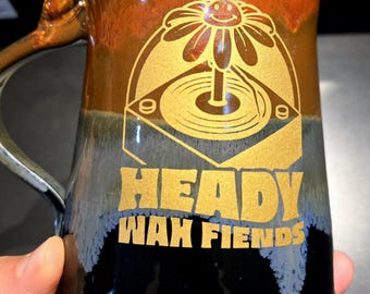 Heady Wax Fiends gouden mok met logo 2026