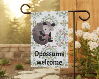 Opossums welkom tuinvlag | Eigenzinnige spandoek opossumhuis | Opossumcadeau