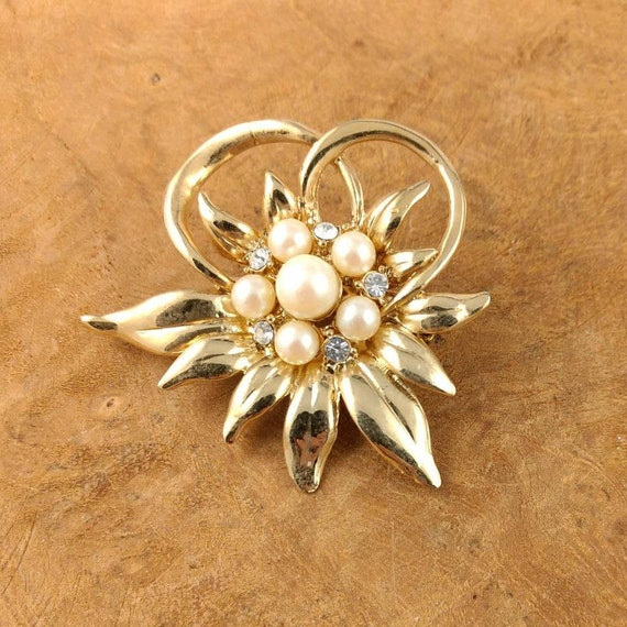 Vintage Flower Brooch - Goldtone - Pearls and  St… - image 4