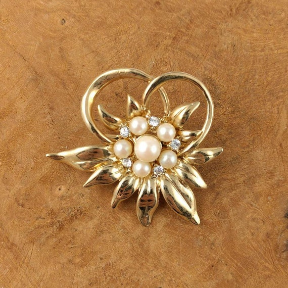 Vintage Flower Brooch - Goldtone - Pearls and  St… - image 6