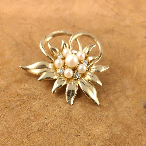 Vintage Flower Brooch - Goldtone - Pearls and  St… - image 7