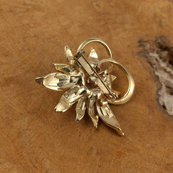 Vintage Flower Brooch - Goldtone - Pearls and  St… - image 8