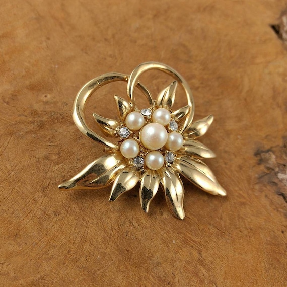 Vintage Flower Brooch - Goldtone - Pearls and  St… - image 1