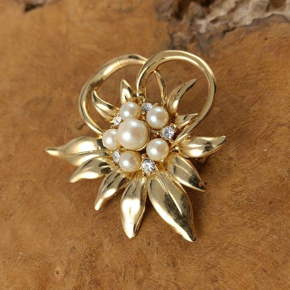 Vintage Flower Brooch - Goldtone - Pearls and  St… - image 3