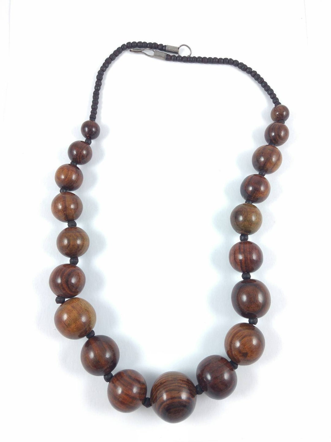 ★VINTAGE HOLLYWOOD★ Vine Beads Necklace Vintage Signed HOLLYWOOD Gold Tone Vine Leaf Red Glass Berry