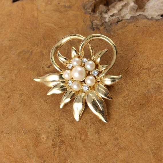 Vintage Flower Brooch - Goldtone - Pearls and  St… - image 2