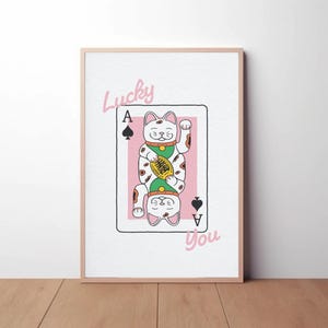Impression de porte-bonheur, affiche de chat porte-bonheur, art mural de cartes à jouer, Maneki Neko, rose esthétique, décoration murale bonne fortune, art as de pique