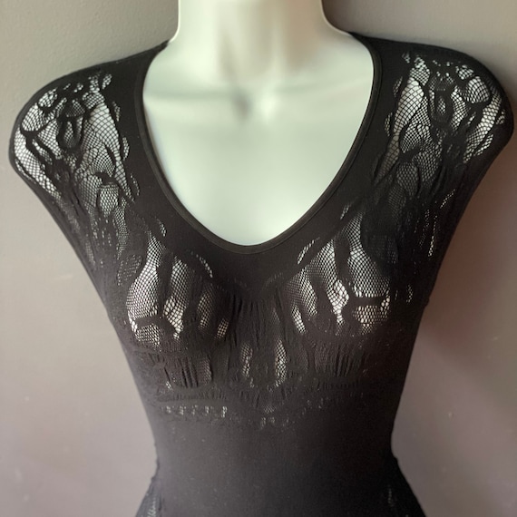 Black Sleeveless Top Featuring Intricate Lace Fabric with a Floral Pattern, Black Lace Stretchy Camisole Top, Cup Sleeve Undershirt