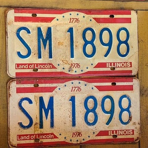 Set of 2 Vintage bicentennial 1976 Illinois License Plates