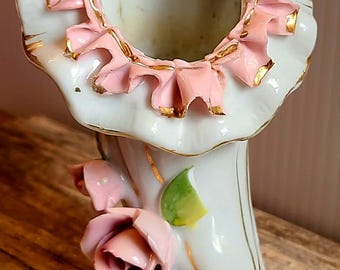 Cornucopia antigua vintage con capullos de rosas rosa, blanco y dorado (pequeño desconchón).