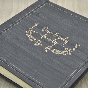 Album Fotografico di Famiglia con Ghirlanda Oro - Guestbook in Similpelle Effetto Legno con Personalizzazione Dorata
