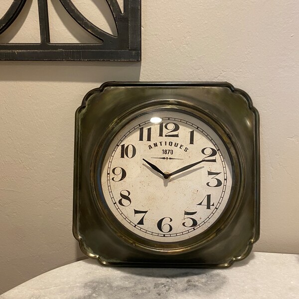 Gebrannte Uhr im antik Stil