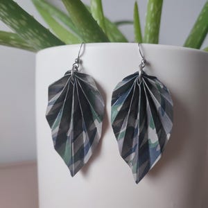 Orecchini di carta origami con foglie, regalo difettoso