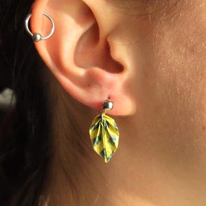 Kleine origami-bladoorbellen · Papieren hoepels met UV-hars · Lichtgewicht handgemaakte sieraden · Uniek cadeau voor vrouwen
