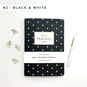 Puede incluir: Un diario de seguimiento de facturas en blanco y negro con un patr&oacute;n de signo m&aacute;s blanco. El diario tiene una etiqueta blanca con el texto "Daisy and Decor Bill Tracker Journal Pay Your Bills on Time".