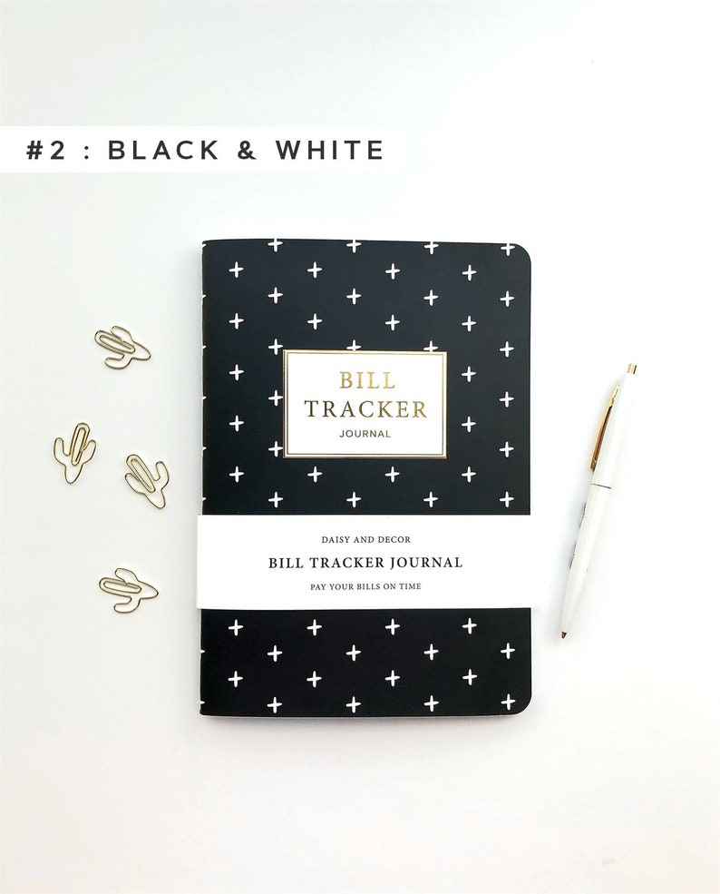Puede incluir: Un diario de seguimiento de facturas en blanco y negro con un patr&oacute;n de signo m&aacute;s blanco. El diario tiene una etiqueta blanca con el texto "Daisy and Decor Bill Tracker Journal Pay Your Bills on Time".