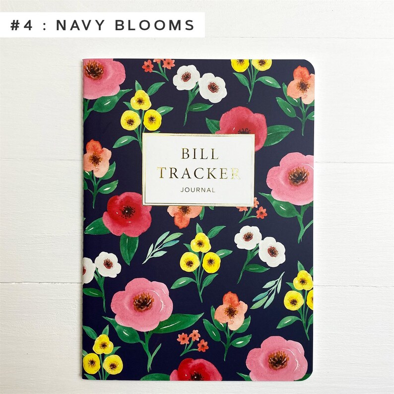 Puede incluir: Un cuaderno azul marino con un patr&oacute;n floral con flores rosas, rojas, amarillas y blancas. El cuaderno tiene el texto "Bill Tracker Journal" en la portada.