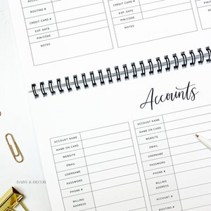 K&ouml;nnte beinhalten: Ein wei&szlig;er Spiralplaner mit dem Wort "Accounts" in eleganter Schrift. Die Seiten sind mit linierten Abschnitten zum Aufzeichnen von Finanzinformationen gef&uuml;llt, einschlie&szlig;lich Kontonamen und Kontaktinformationen.