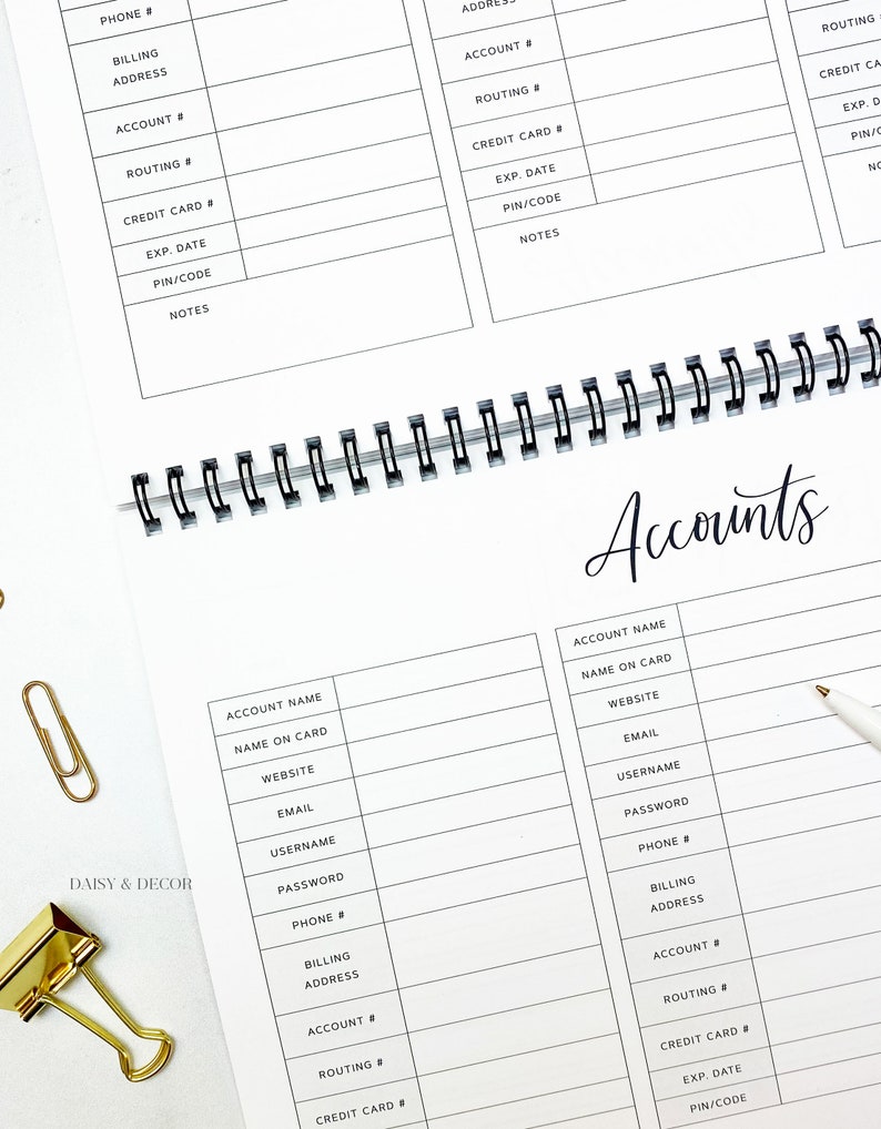 K&ouml;nnte beinhalten: Ein wei&szlig;er Spiralplaner mit dem Wort "Accounts" in eleganter Schrift. Die Seiten sind mit linierten Abschnitten zum Aufzeichnen von Finanzinformationen gef&uuml;llt, einschlie&szlig;lich Kontonamen und Kontaktinformationen.