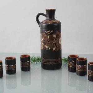 Bottiglia in ceramica con 6 bicchierini fatti a mano, vintage anni &#39;60
