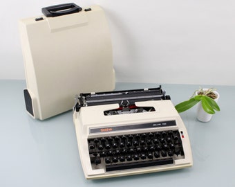 Vintage. Brother Deluxe 700 - 1960s typewriter Very good condition! Office portable typewriter very well maintained!