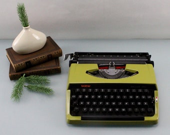 Vintage. Brother Deluxe 220 GREEN 60s typewriter office portable typewriter