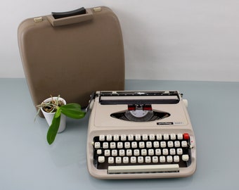 PRIVILEG 300 T Vintage Schreibmaschine Cremefarbig Neue Technische Wartung durchgeführt Sehr Hochwertig guter Zustand