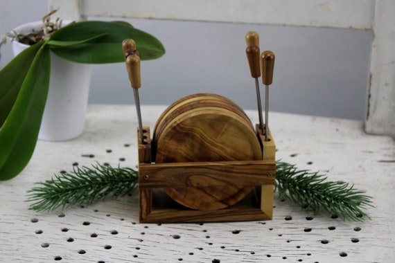 Vintage Gläser Untersetzer mit Spieße aus edlem Olivenbaum Holz im Set mit Ständer ausgefallene Tischdekoration Käsespieße Holz Untersetzer