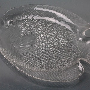 Vintage 70s glass serving plate in fish shape serving plate cake plate serving bowl fish plate plate