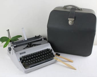 Vintage. Typewriter Daro Erika 70s typewriter Hell Brown with leather case black