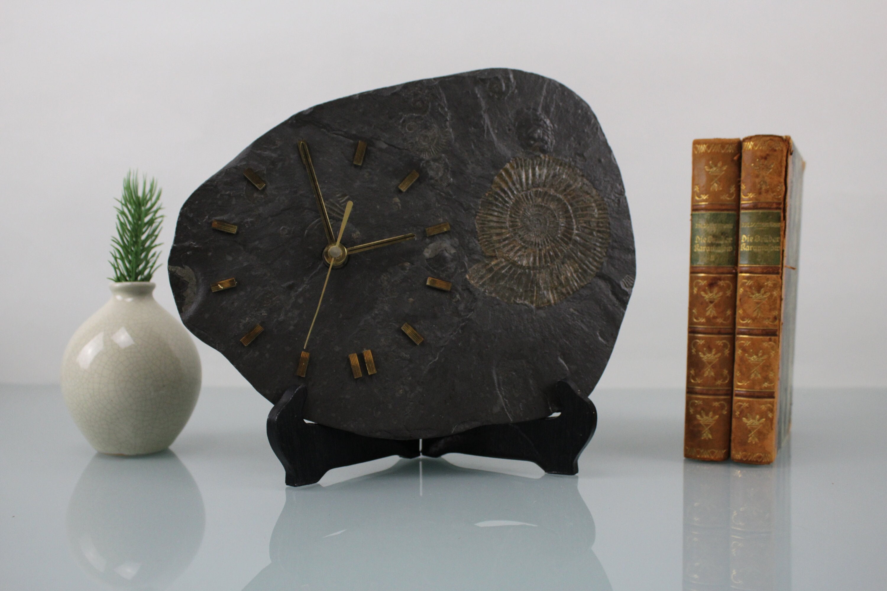 horloge fossiles vintage horloge en pierre bureau et cheminée du milieu siècle junghans couleur dorée laiton trilobites fossiles ammonite pétrifiée