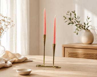 ヴィンテージ真鍮製キャンドルホルダー（キャンドル2本付き） – ミッドセンチュリー真鍮製キャンドルスタンド – レトロなテーブルデコレーション
