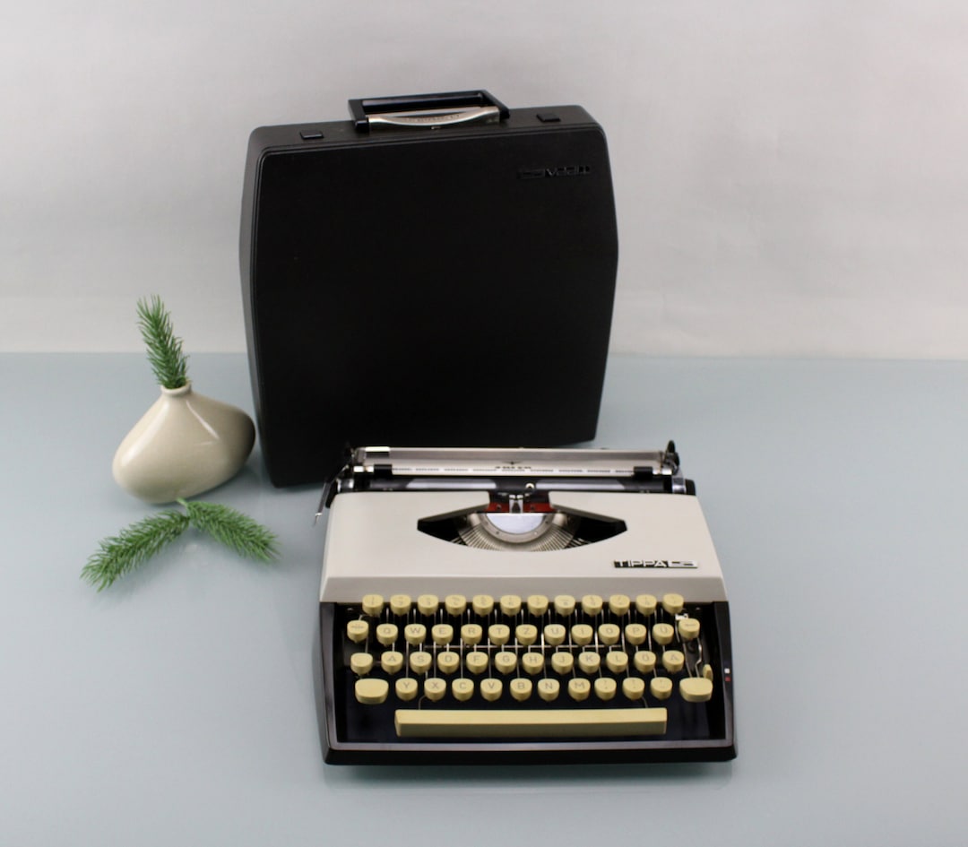 ADLER 社製 TIPPA　英文タイプライター Adler Tippa, Yellow Manual Vintage Typewriter, QWERTY