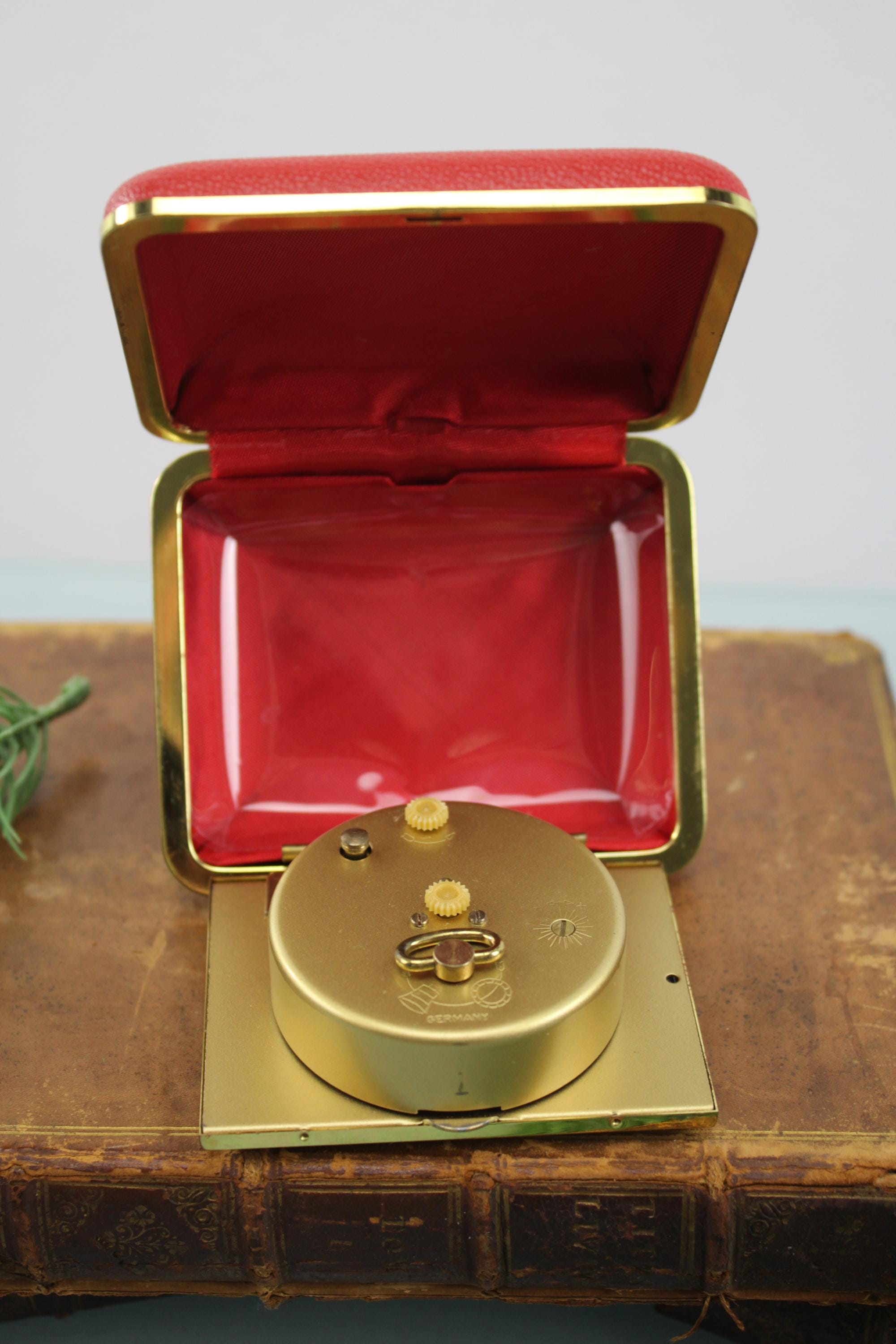 Réveil de voyage vintage EUROPA 2 Jewels, années 1950 – réveil de voyage mécanique, rouge – Réveil style milieu du XXe siècle, fabriqué en Allemagne - France