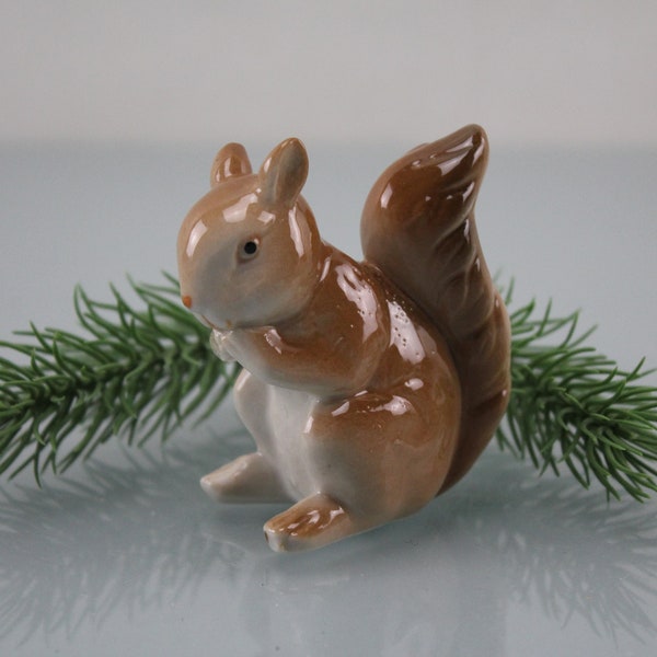 Handgemachte Keramik Eichhörnchen  Mid Century Vitrinen Figur