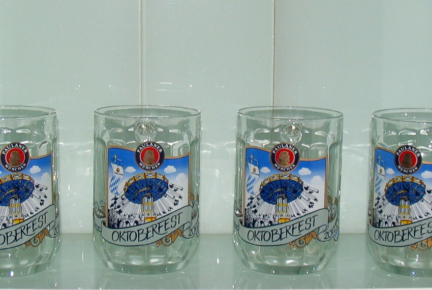 4つの美しいガラス製ビールジョッキ オクトーバーフェスト ミュンヘン
