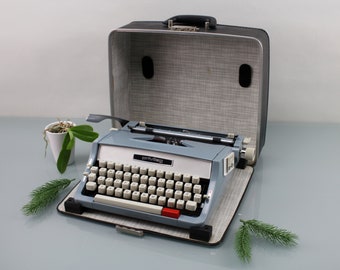 PRIVILEG BABY Blau Vintage Schreibmaschine Neue Technische Wartung durchgeführt Sehr Hochwertig guter Zustand Neues Farbband !