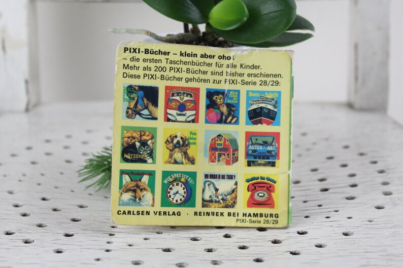 K&ouml;nnte beinhalten: Ein gelber und blauer Buchumschlag mit dem Titel "PIXI-B&uuml;cher - klein aber oho!" und dem Text "die ersten Taschenb&uuml;cher f&uuml;r alle Kinder. Mehr als 200 PIXI-B&uuml;cher sind bisher erschienen. Diese PIXI-B&uuml;cher geh&ouml;ren zur FIXI-Serie 28/29:"  Der Umschlag zeigt eine Gitterstruktur mit neun bunten Illustrationen von Kinderbuchumschl&auml;gen.