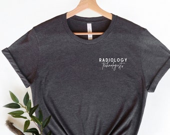 Może przedstawiać: Szary t-shirt z nadrukiem "RADIOLOGY Technologist" z przodu.