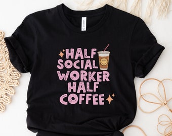 Peut inclure: T-shirt noir avec un texte rose qui dit "Half Social Worker Half Coffee" et une tasse de café rose en dessin animé avec un visage souriant.